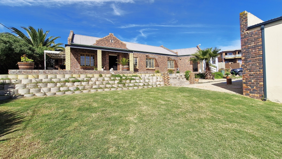 5 Bedroom Property for Sale in Middedorp Western Cape